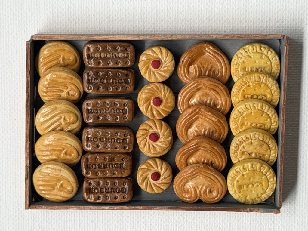 Miniature biscuit assortment in a box